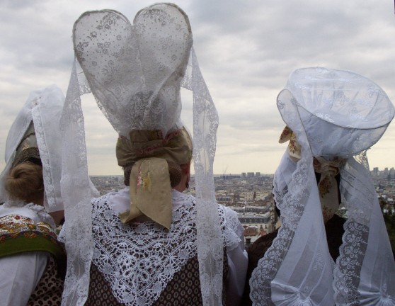 Coiffes normandes portées par le groupe folklorique Blaudes et coêffes de Paris