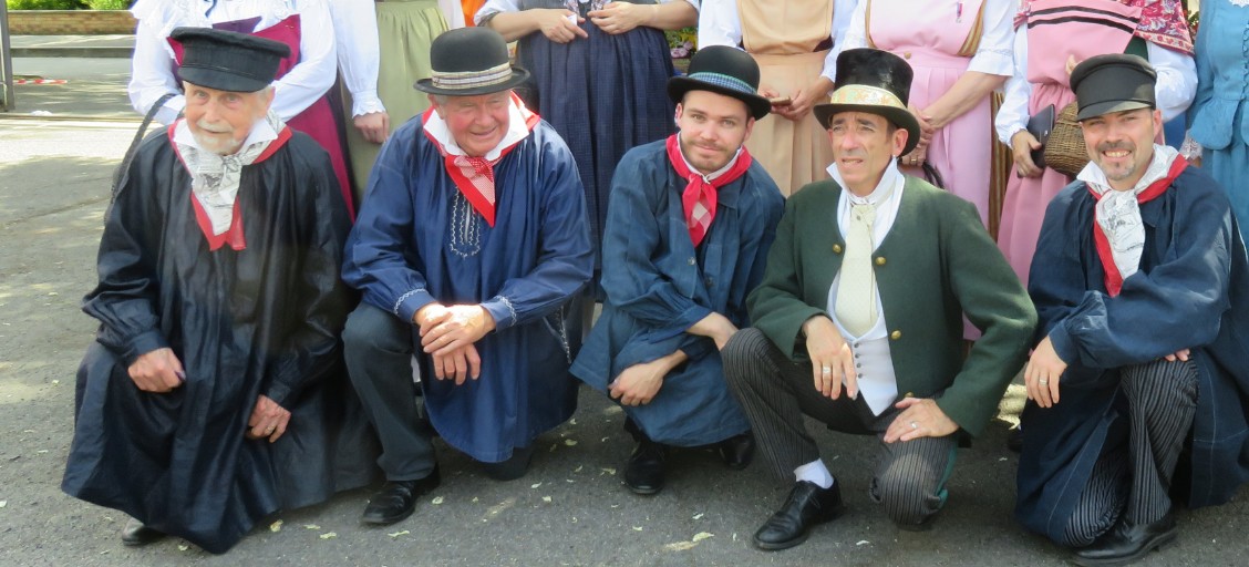Costumes normands portés par les hommes du groupe folklorique Blaudes et coëffes de Paris