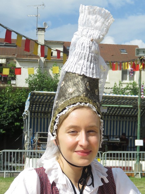 Coiffe normande du groupe folklorique normand Blaudes et coëffes de Paris