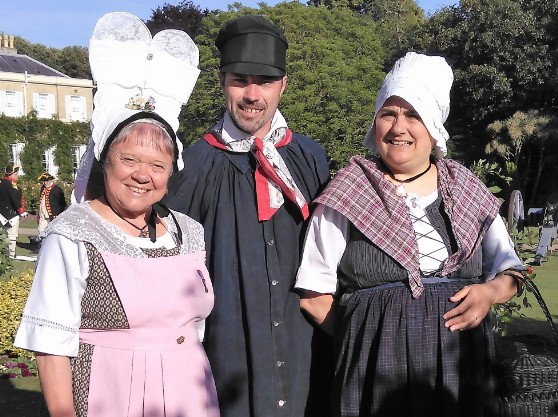 Costumes du groupe folklorique normand Blaudes et coëffes de Paris