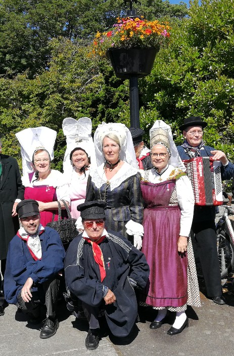 Costumes du groupe folklorique normand Blaudes et coëffes de Paris
