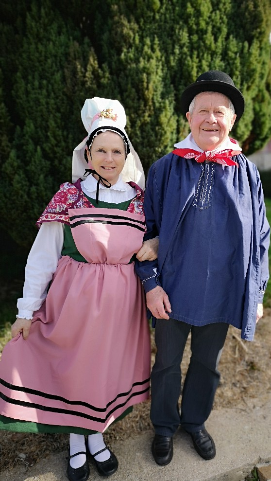 Costumes du groupe folklorique normand Blaudes et coëffes de Paris
