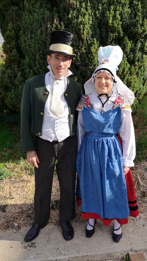 Costumes du groupe folklorique normand Blaudes et coëffes de Paris