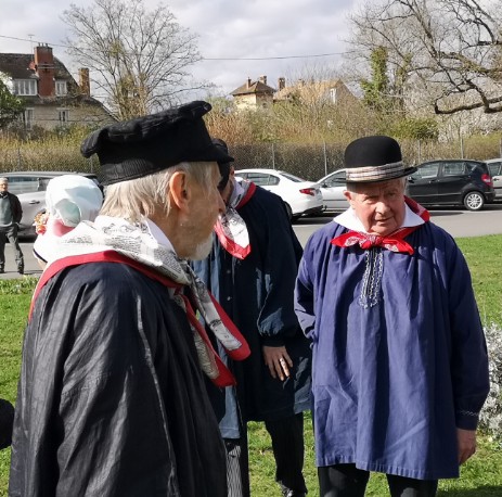 Blaudes portées par les hommes du groupe folklorique normand Blaudes et coëffes de Paris